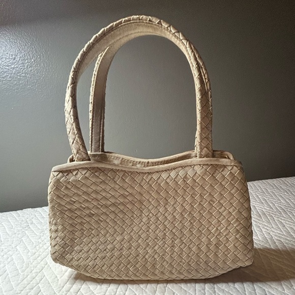 Sams Fifth Avenue woven to handle purse tan in color has pocket in the inside - Picture 1 of 9